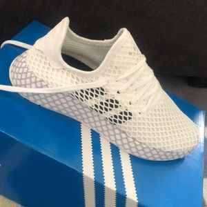 Deerupt Runners size 4.5 youth/ 6women’s